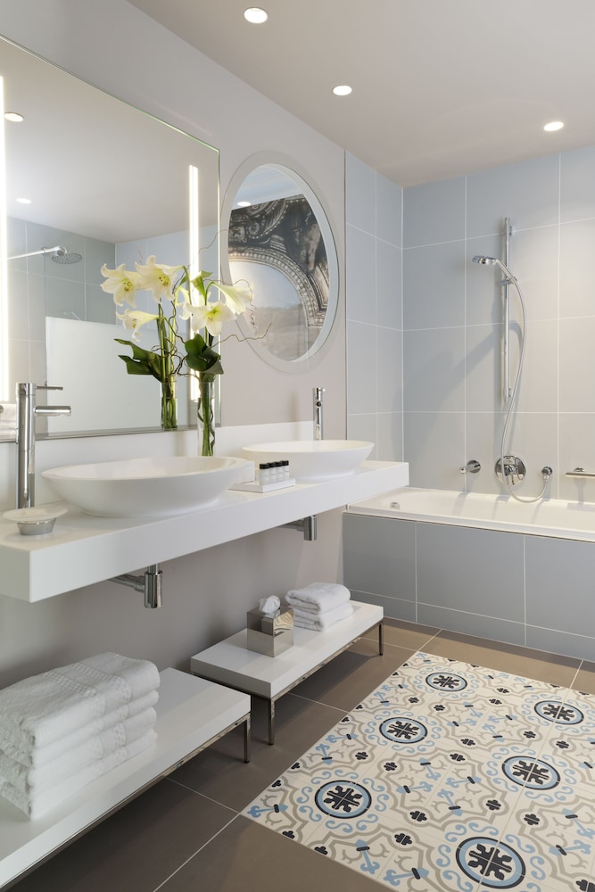 Suite, 1 cama de matrimonio grande (Duplex/single - story) del hotel Cures Marines and Spa Trouville – Mgallery Collection. Foto 1