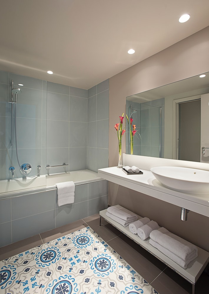Habitación Deluxe (Family) del hotel Cures Marines and Spa Trouville – Mgallery Collection. Foto 9