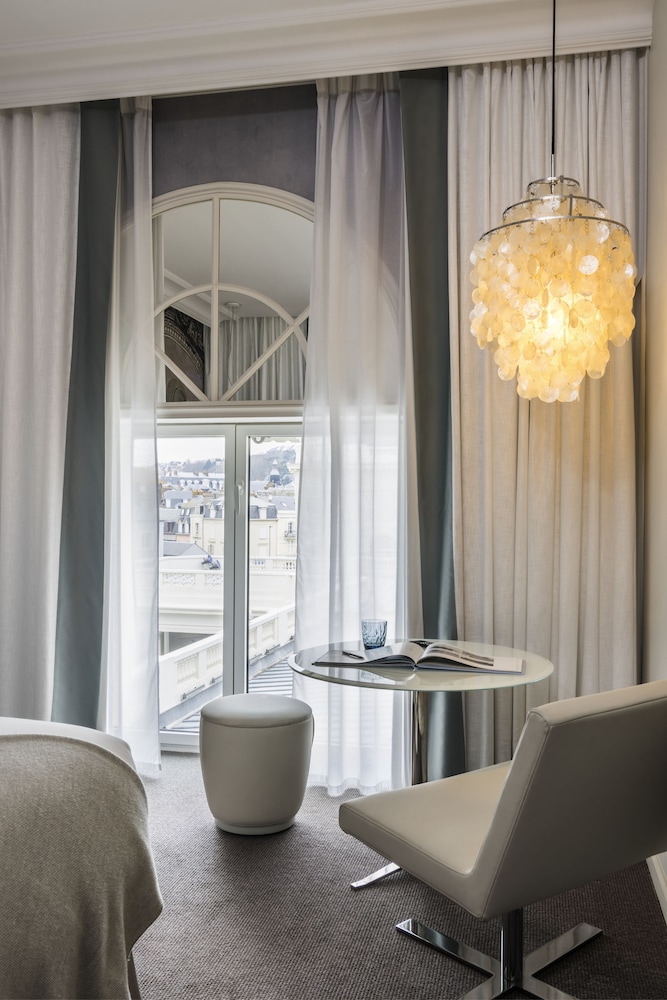 Habitación clásica, vistas parciales al mar del hotel Cures Marines and Spa Trouville – Mgallery Collection. Foto 1