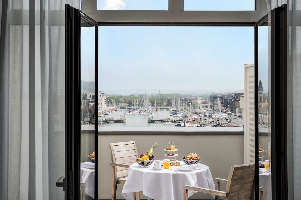 Habitación clásica, vistas parciales al mar del hotel Cures Marines and Spa Trouville – Mgallery Collection. Foto 3