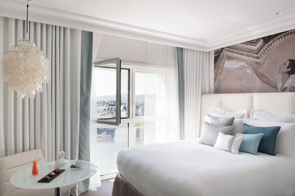 Habitación clásica, vistas parciales al mar del hotel Cures Marines and Spa Trouville – Mgallery Collection. Foto 4