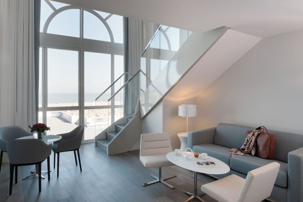 Suite, 1 cama de matrimonio grande, vistas al mar (Reine des Plages) del hotel Cures Marines and Spa Trouville – Mgallery Collection. Foto 1