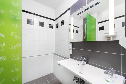 Habitación Doble de diseño del hotel Ibis Styles Budapest Center. Foto 1