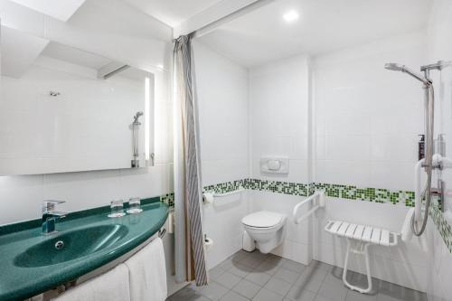 Habitación de diseño con 2 camas individuales del hotel Ibis Styles Budapest Center. Foto 9