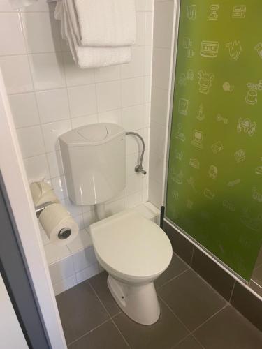 Habitación de diseño con 2 camas individuales del hotel Ibis Styles Budapest Center. Foto 10