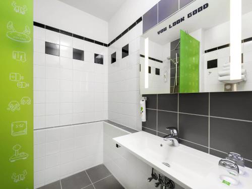Habitación Familiar con sofá cama del hotel Ibis Styles Budapest Center. Foto 7