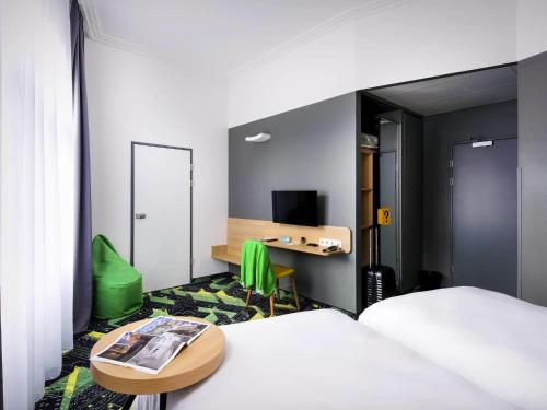 Habitación de diseño con 2 camas individuales del hotel Ibis Styles Budapest Center. Foto 19