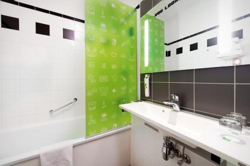 Habitación Familiar con sofá cama del hotel Ibis Styles Budapest Center. Foto 18