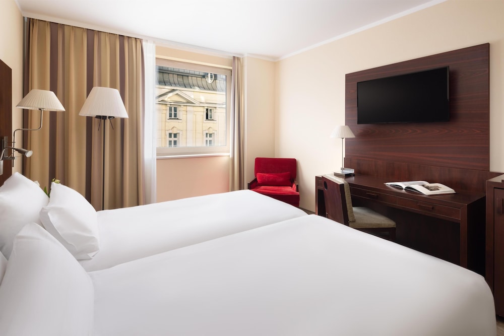 Habitación estándar (extra bed 2 adults + 1 child) del hotel NH Budapest City. Foto 3