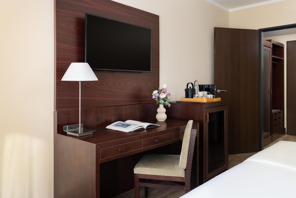 Habitación estándar (Extra Bed 3 adults) del hotel NH Budapest City. Foto 2