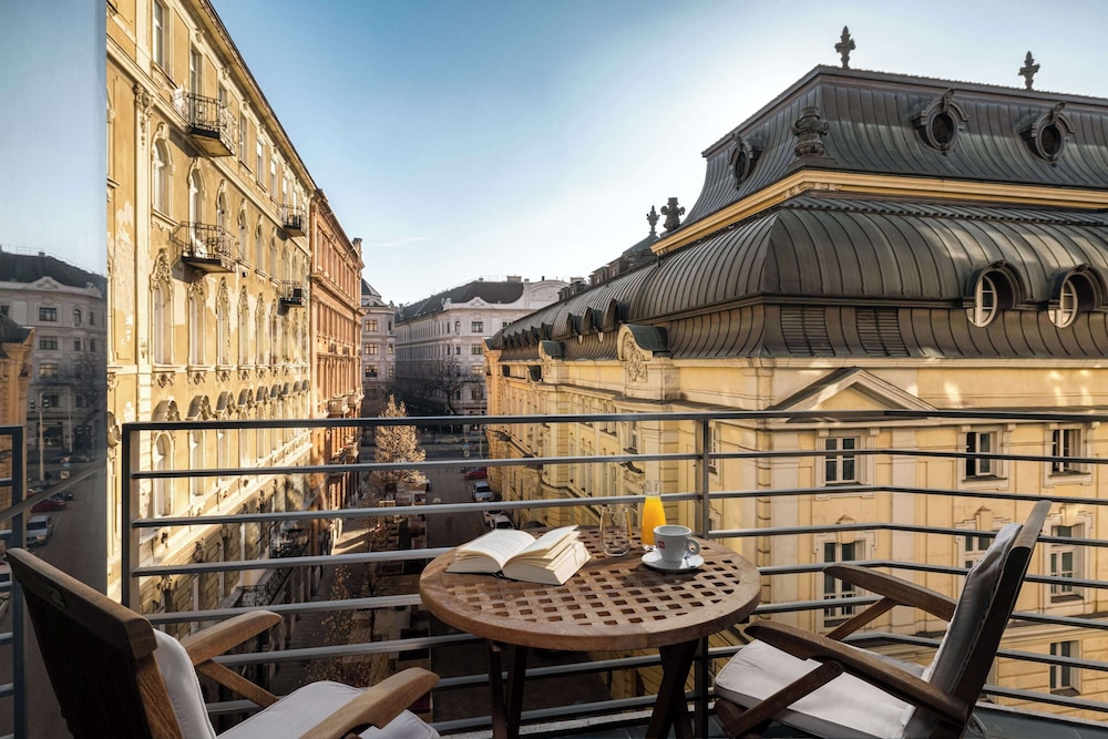 Habitación estándar, terraza (Extra Bed 2 adults + 1 child) del hotel NH Budapest City. Foto 3