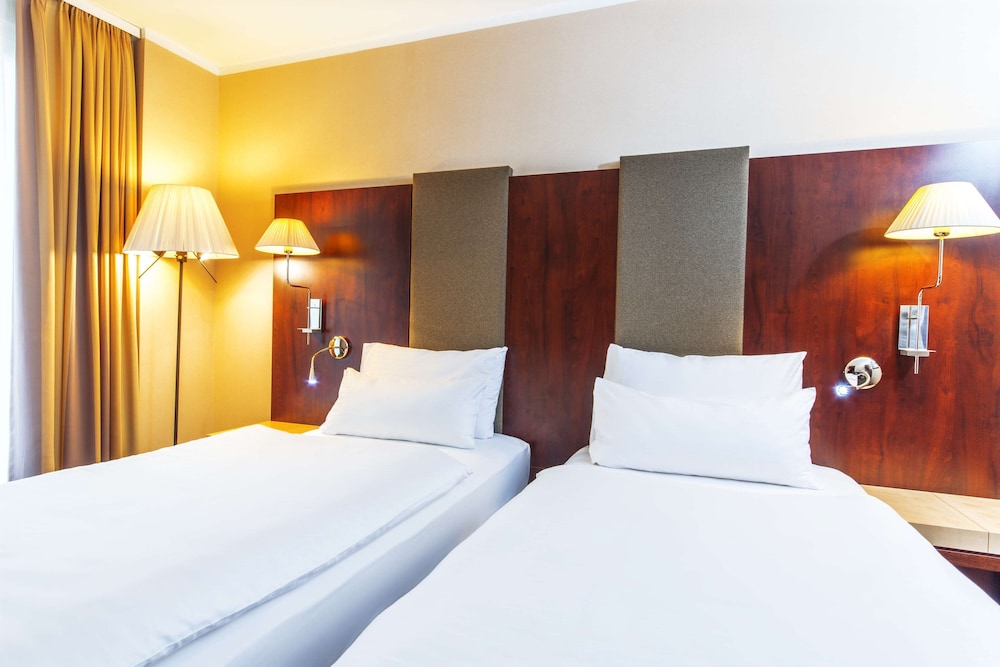 Habitación estándar (Extra Bed 3 adults) del hotel NH Budapest City. Foto 1