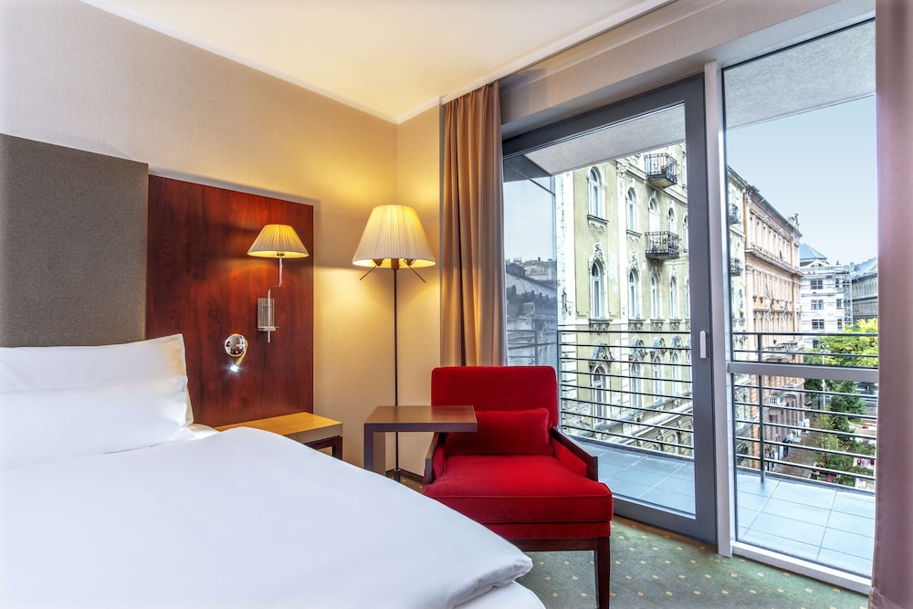 Habitación estándar, terraza (Extra Bed 2 adults + 1 child) del hotel NH Budapest City. Foto 2