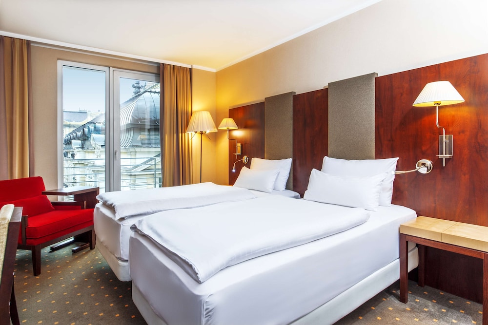 Habitación estándar, terraza (Extra Bed 2 adults + 1 child) del hotel NH Budapest City. Foto 3