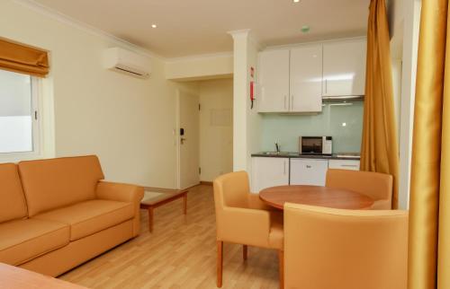 Suite con cama grande del hotel Lagoa Hotel. Foto 3