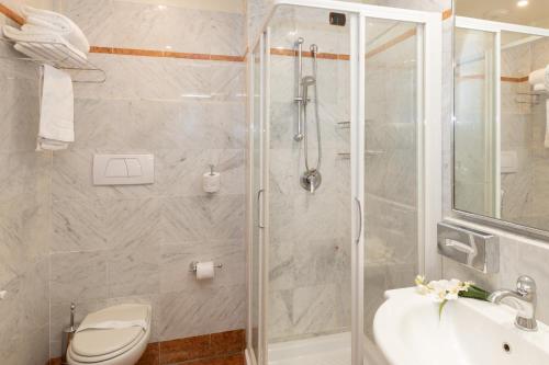 Habitación Doble con balcón - 1 o 2 camas del hotel Adler Cavalieri. Foto 7