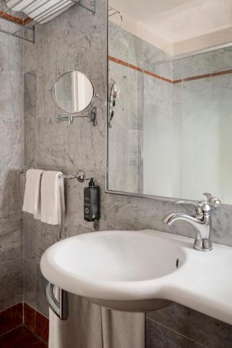 Habitación Doble con balcón - 1 o 2 camas del hotel Adler Cavalieri. Foto 12