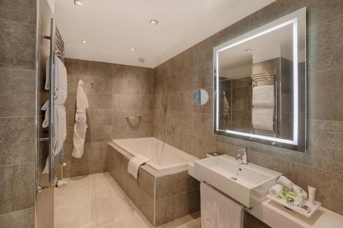 Suite Junior con vistas del hotel NH COLLECTION ROMA PALAZZO CINQUECENTO. Foto 3
