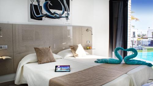 Bungalow con vistas a la piscina del hotel Fbc Fortuny Resort. Foto 2