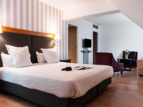 Privilege Room with One Double Bed and Sofa del hotel Mercure Maintenon