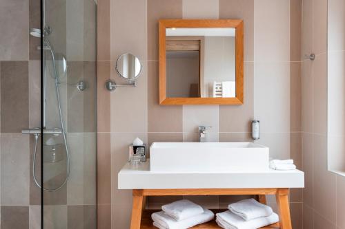 Privilege Room with One Double Bed and Sofa del hotel Mercure Maintenon. Foto 2