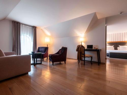 Privilege Room with One Double Bed and Sofa del hotel Mercure Maintenon. Foto 3