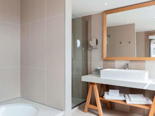 Privilege Room with One Double Bed and Sofa del hotel Mercure Maintenon. Foto 4