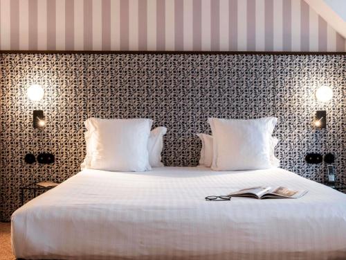 Suite Estándar con sofá del hotel Mercure Maintenon