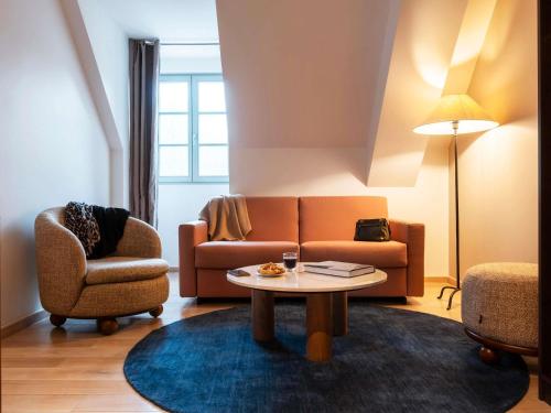 Suite Estándar con sofá del hotel Mercure Maintenon. Foto 1