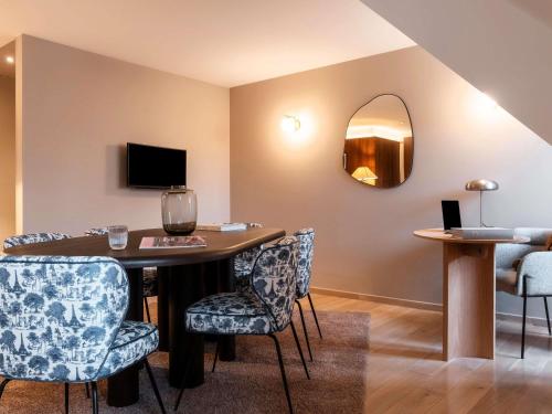 Suite Estándar con sofá del hotel Mercure Maintenon. Foto 6