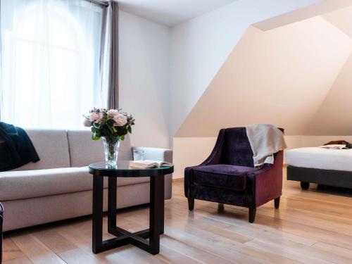 Suite Estándar con sofá del hotel Mercure Maintenon. Foto 8