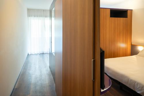 Habitación Doble Estándar con balcón del hotel Ripa Roma. Foto 7