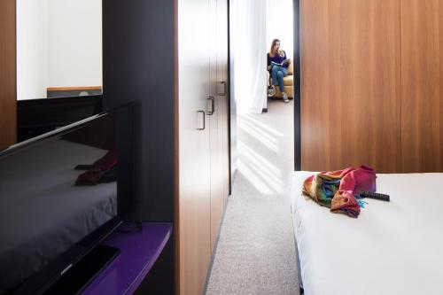 Habitación Triple Estándar con balcón del hotel Ripa Roma. Foto 1