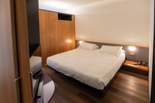 Habitación Triple Estándar con balcón del hotel Ripa Roma. Foto 2