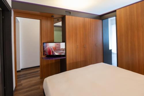 Habitación Familiar Estándar con balcón del hotel Ripa Roma. Foto 2