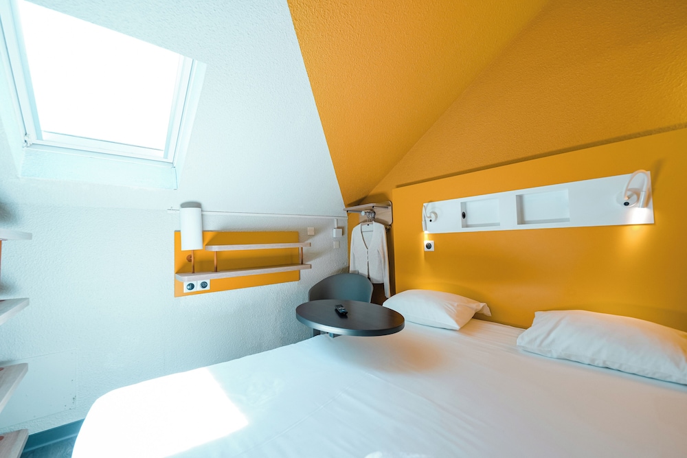DOBLE - Habitación con una cama grande del hotel Ibis Budget Marseille Vieux Port. Foto 3