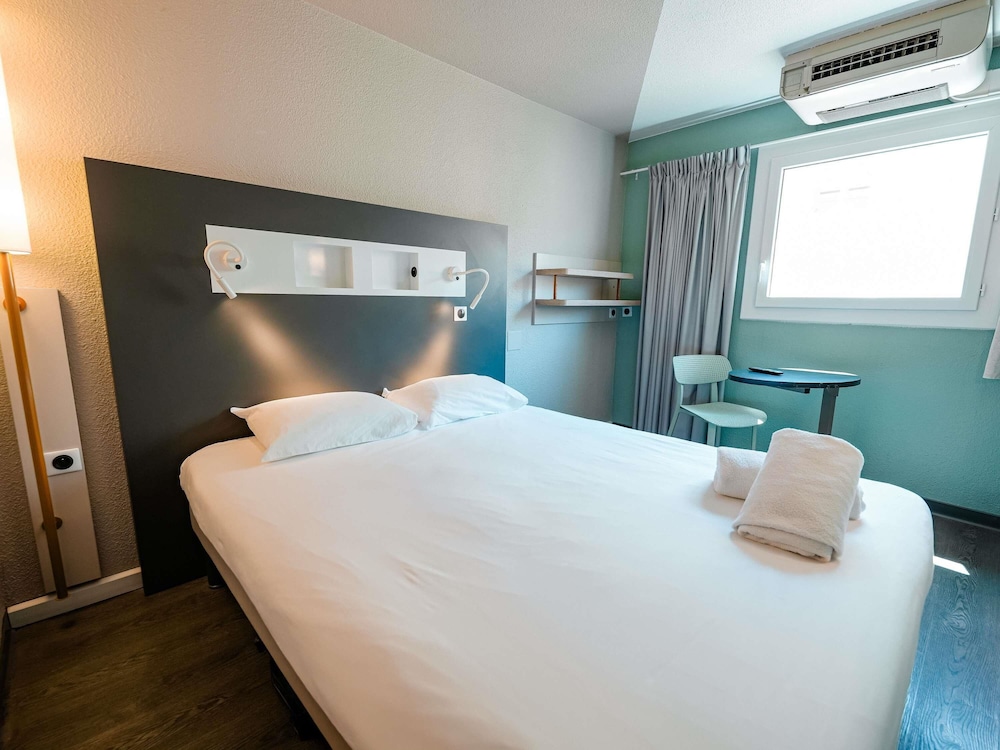 DOBLE - Habitación con una cama grande del hotel Ibis Budget Marseille Vieux Port. Foto 8