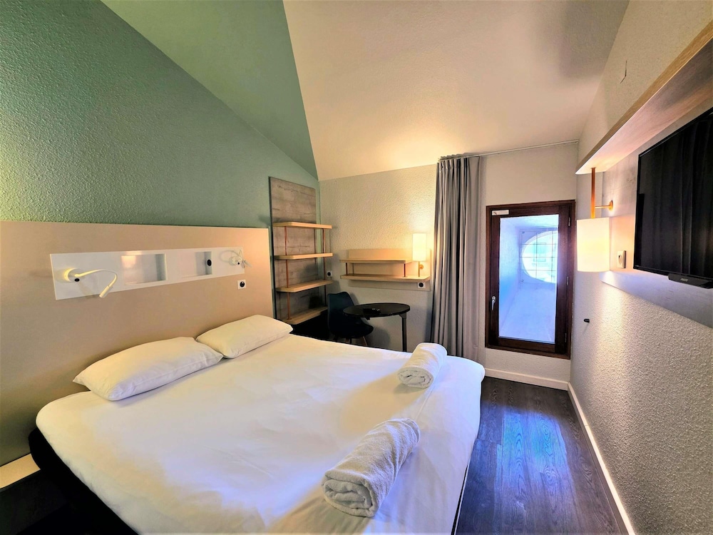 DOBLE - Habitación con una cama grande del hotel Ibis Budget Marseille Vieux Port. Foto 9