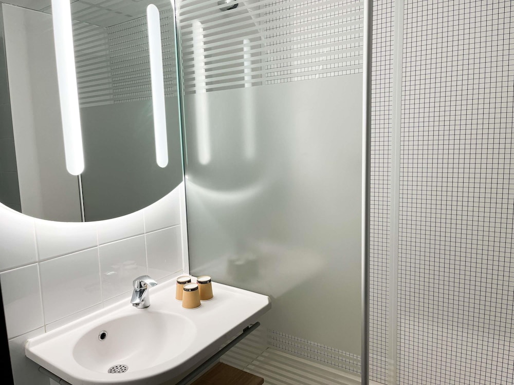 DOBLE - Habitación con una cama grande del hotel Ibis Budget Marseille Vieux Port. Foto 10