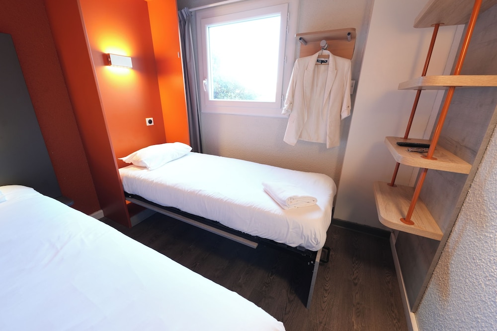 TRIPLE - Habitación con 1 cama doble y 1 cama individual plegable del hotel Ibis Budget Marseille Vieux Port. Foto 1