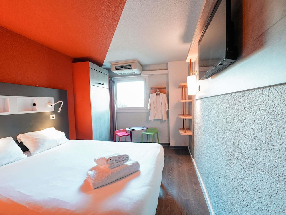 TRIPLE - Habitación con 1 cama doble y 1 cama individual plegable del hotel Ibis Budget Marseille Vieux Port. Foto 3