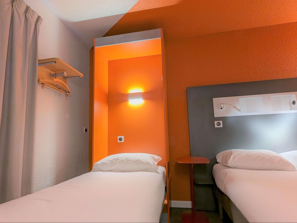 TRIPLE - Habitación con 1 cama doble y 1 cama individual plegable del hotel Ibis Budget Marseille Vieux Port. Foto 4