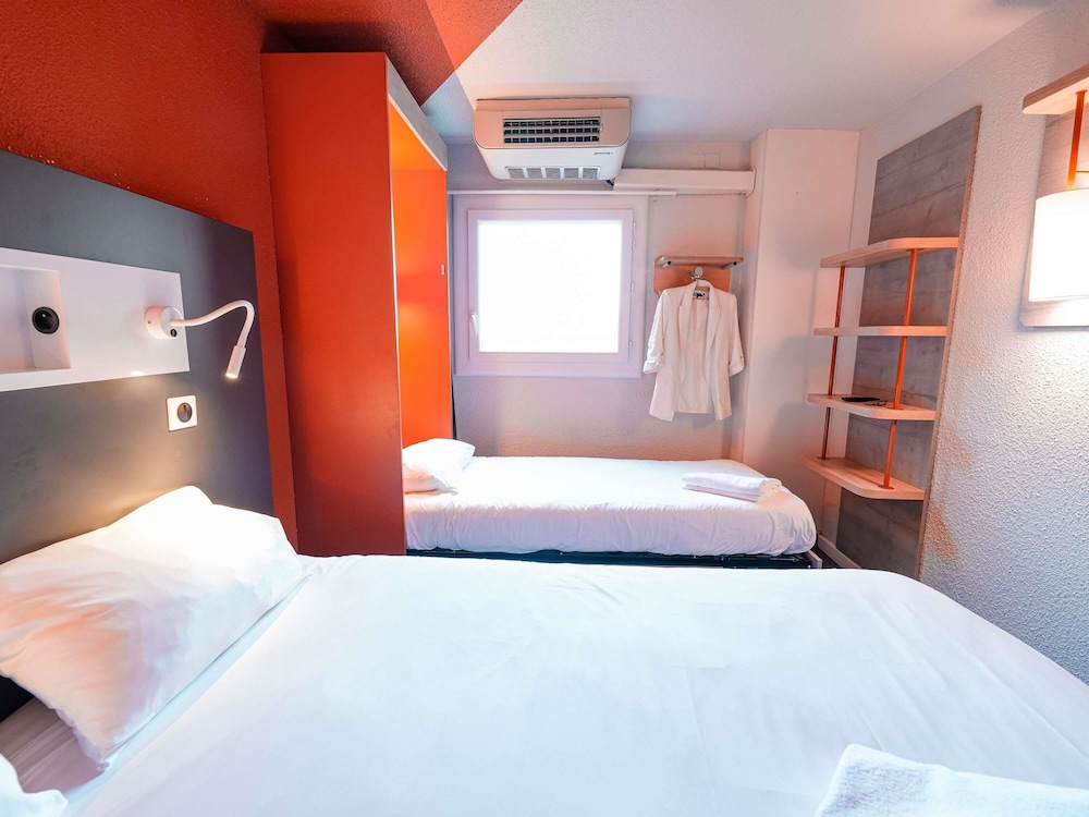 TRIPLE - Habitación con 1 cama doble y 1 cama individual plegable del hotel Ibis Budget Marseille Vieux Port. Foto 5