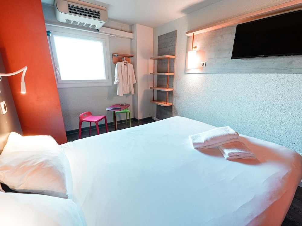 TRIPLE - Habitación con 1 cama doble y 1 cama individual plegable del hotel Ibis Budget Marseille Vieux Port. Foto 6