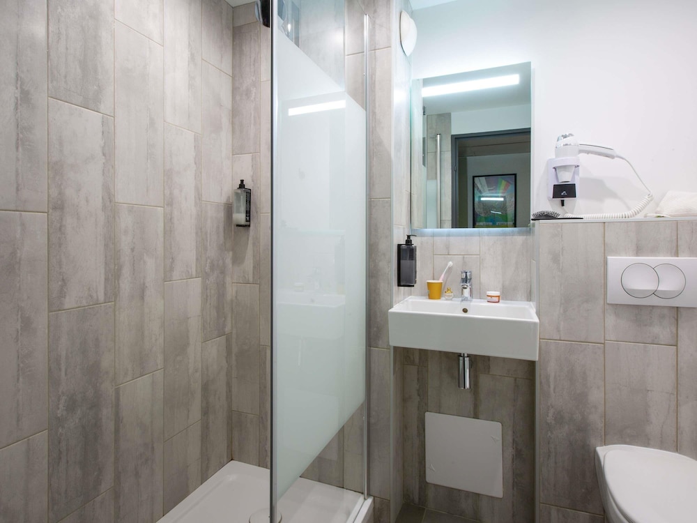 Habitación Triple con 3 camas individuales del hotel Ibis Budget Avignon Centre. Foto 1