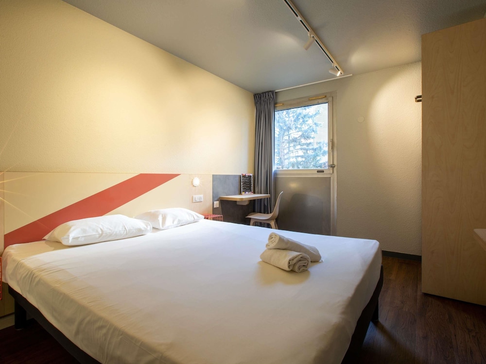Habitación triple con 1 cama doble y 1 cama individual del hotel Ibis Budget Avignon Centre