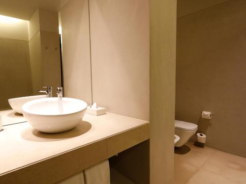 Habitación Doble con cama supletoria del hotel Montebelo Vista Alegre Ílhavo. Foto 1