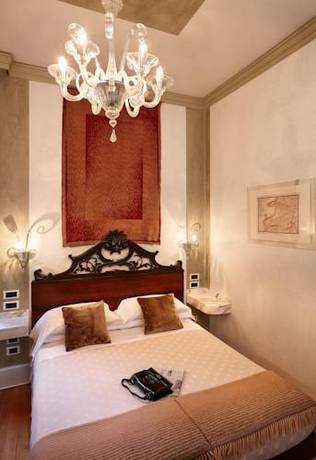 Habitación triple del hotel Saturnia and International