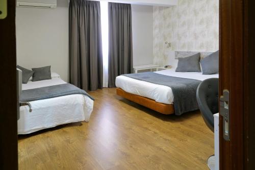 Habitación Triple del hotel Vivar. Foto 6