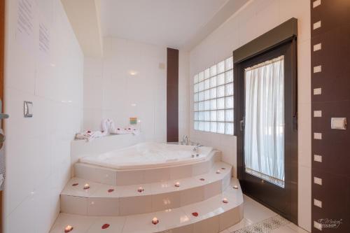 Habitación Doble con bañera de hidromasaje del hotel Vivar. Foto 6